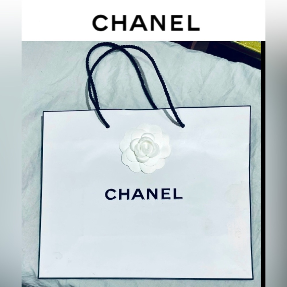 CHANEL white shopping/gift bag thick Paper w/camellia size 11.81 x 9.45 Ex cond